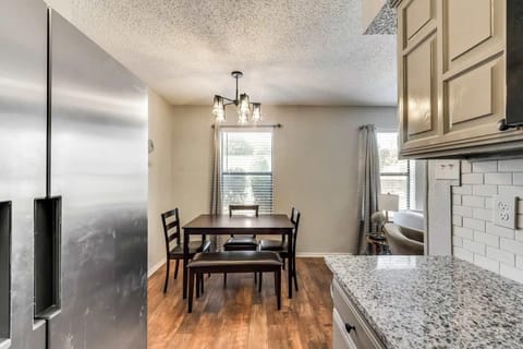 Upgraded 1BD condo Pool Irving I45 House in Irving