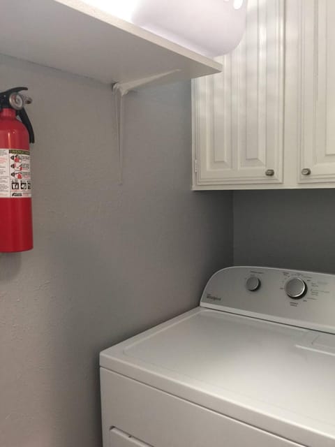 1BD Condo Pool South Irving I40 Apartment in Irving