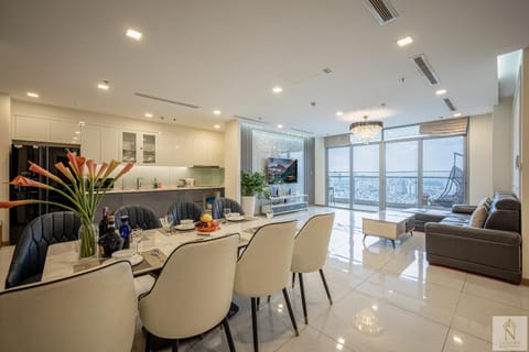 TV and multimedia, Kitchen or kitchenette, Living room, Seating area, Dining area