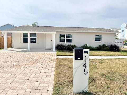 Luxurious 3 bedrooms 2 bath Ultimate Beach Life! 5 min walk to beach! House in North Redington Beach