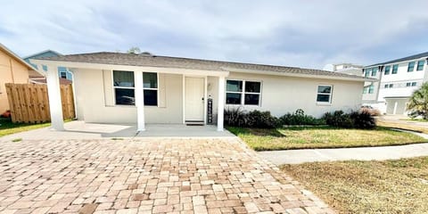 Luxurious 3 bedrooms 2 bath Ultimate Beach Life! 5 min walk to beach! House in North Redington Beach