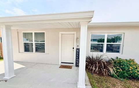 Luxurious 3 bedrooms 2 bath Ultimate Beach Life! 5 min walk to beach! House in North Redington Beach