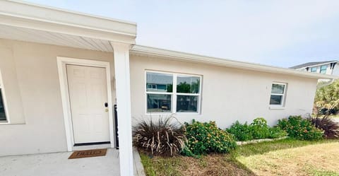 Luxurious 3 bedrooms 2 bath Ultimate Beach Life! 5 min walk to beach! House in North Redington Beach