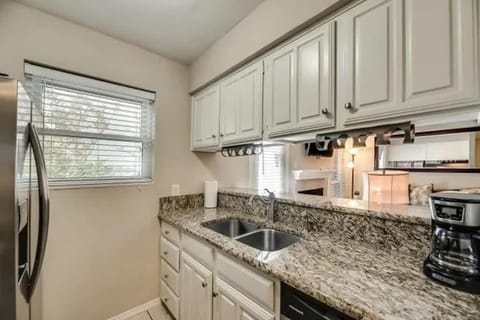 Cozy 2BD Apt DFW South I12 House in Irving