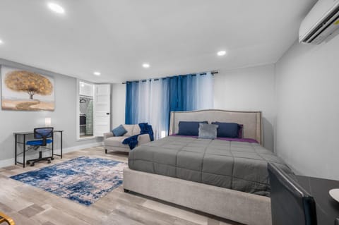 Bed, Photo of the whole room, Seating area, Bedroom