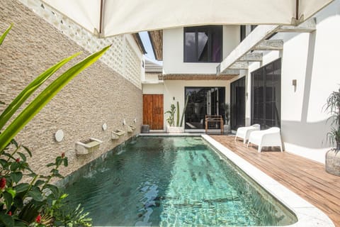 Chic 4-Br Villa in Central Seminyak, Beach 5 mins Villa in Kuta