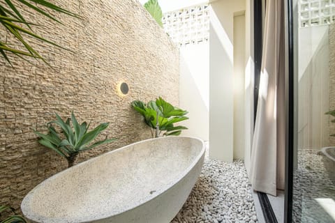 Chic 4-Br Villa in Central Seminyak, Beach 5 mins Villa in Kuta