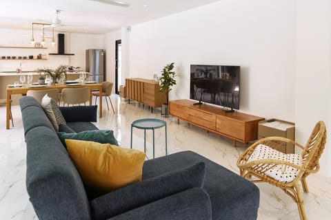TV and multimedia, Kitchen or kitchenette, Living room, Seating area, Dining area