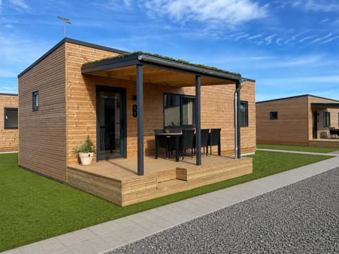 Property building, Patio, Facade/entrance, Balcony/Terrace