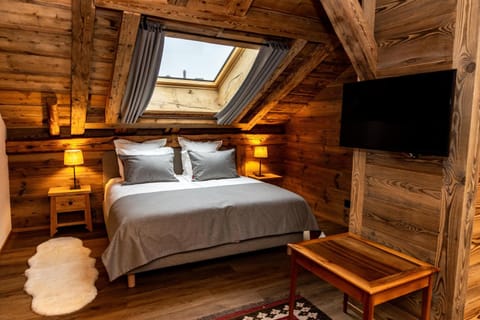 Bed, TV and multimedia, Bedroom
