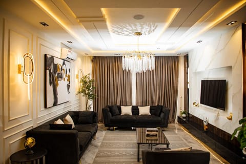 Communal lounge/ TV room, TV and multimedia, Living room, Seating area, Evening entertainment