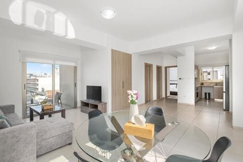TV and multimedia, Kitchen or kitchenette, Living room, Seating area, Dining area, Evening entertainment