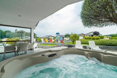 Hot Tub, Hot Tub