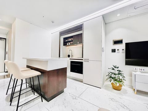 Kitchen or kitchenette, Living room, Dining area, minibar, oven, stove
