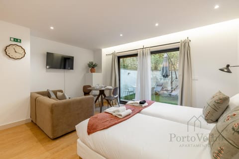 Bed, TV and multimedia, Living room, Photo of the whole room, Bedroom