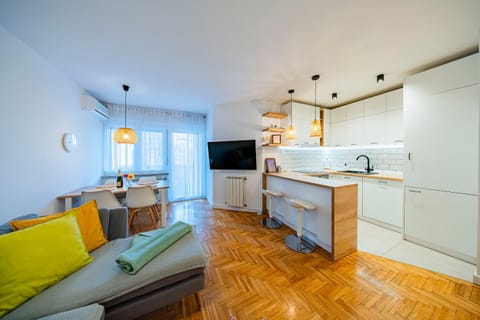 TV and multimedia, Kitchen or kitchenette, Living room, Photo of the whole room, Seating area, Dining area, Family, heating, oven, stove, air conditioner