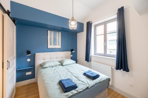 Bed, Photo of the whole room, Bedroom, towels