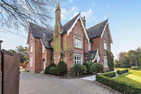 Luxury Detached House in Large Private Grounds, with Outdoor Jacuzzi and Sauna House in East Staffordshire District