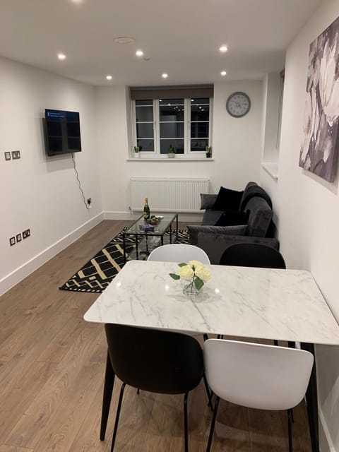 TV and multimedia, Living room, Seating area, Dining area
