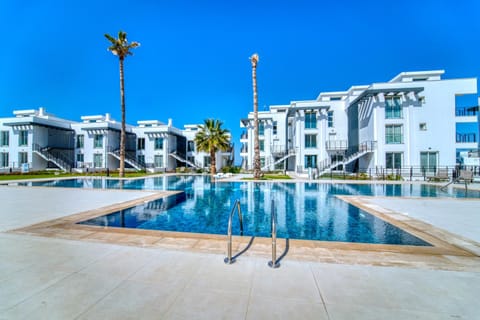 Property building, Day, Pool view, Swimming pool, sunbed