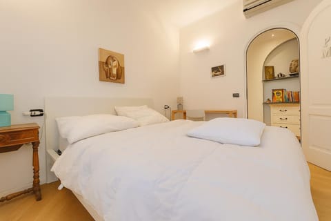 Bed, Photo of the whole room, Bedroom, air conditioner