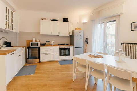 Kitchen or kitchenette, Dining area, dishwasher, oven, pet friendly, stove, toaster