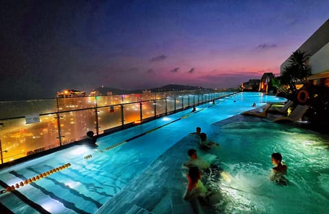 Night, People, Natural landscape, Hot Tub, Pool view, Swimming pool, Swimming pool, group of guests