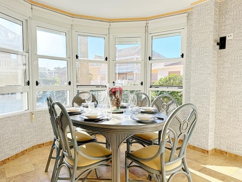 Seating area, Dining area