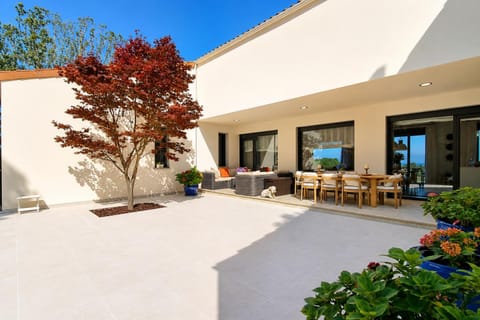 Property building, Patio, Balcony/Terrace, Living room, Dining area, Garden view