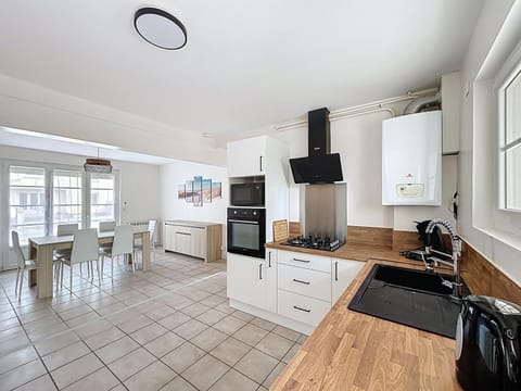 Coffee/tea facilities, dishwasher, microwave, oven, kitchen