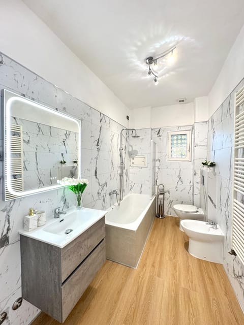 Toilet, Bathroom, Bath, bidet, towels