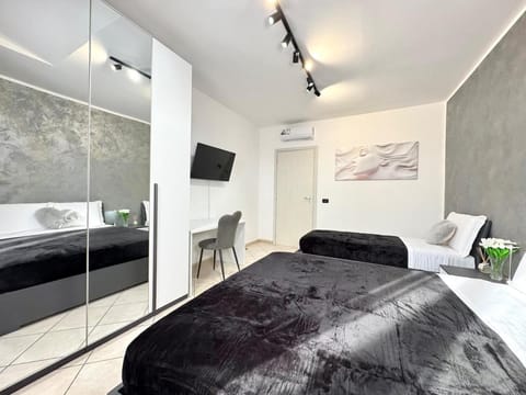 Bed, TV and multimedia, Photo of the whole room, Bedroom, air conditioner