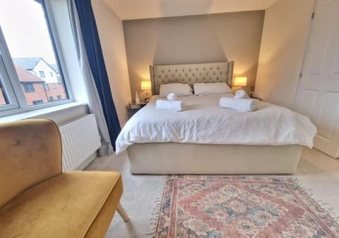 Bed, View (from property/room), Living room, Photo of the whole room, Seating area, Bedroom, heating