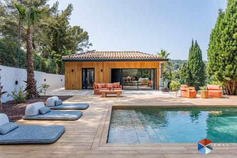 Property building, Patio, Spring, Day, Natural landscape, Garden, Living room, Seating area, Garden view, Pool view, Swimming pool, sunbed