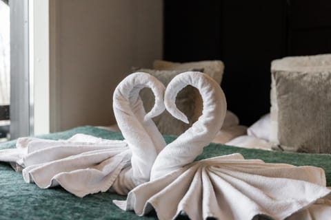 Bed, Bedroom, towels