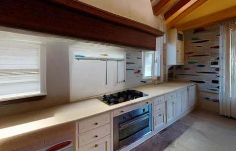 Kitchen or kitchenette, dishwasher, stove