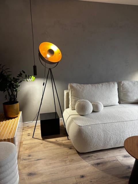 Bed, Seating area