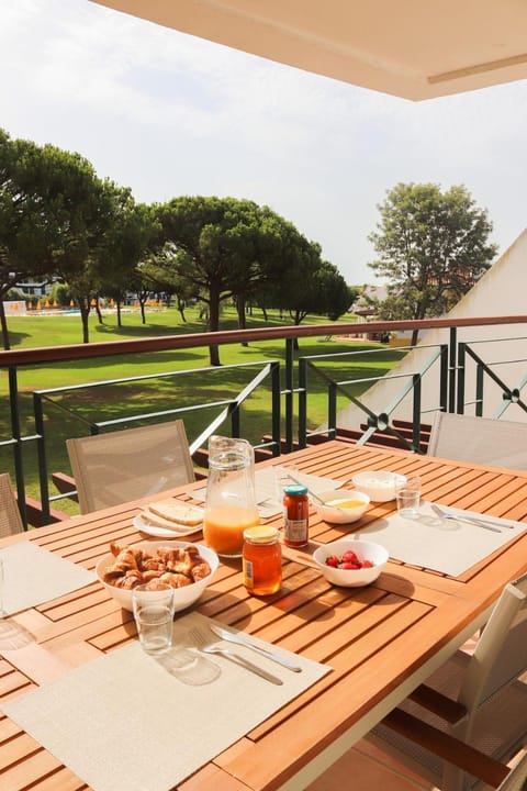 Patio, Day, Natural landscape, View (from property/room), Balcony/Terrace, Food and drinks, Banquet/Function facilities, Seating area, Dining area