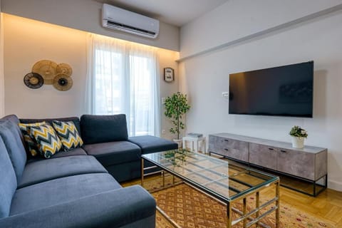 TV and multimedia, Living room, Seating area, air conditioner