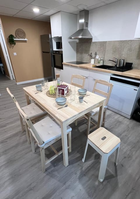 Kitchen or kitchenette, Seating area, Dining area, pet friendly, stove