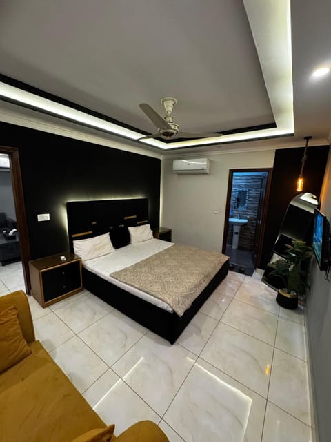 Bed, TV and multimedia, Bedroom