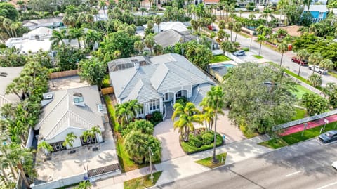 Dolce Vita - 121 House in Saint Armands Key