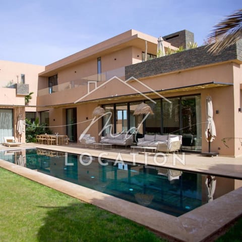 Property building, Patio, Day, Pool view, Swimming pool, sunbed