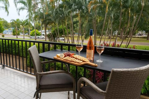 Property building, Patio, Garden, View (from property/room), Balcony/Terrace, Dining area, Garden view