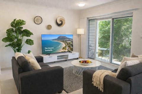 Communal lounge/ TV room, TV and multimedia, Living room, Food and drinks, Seating area, Dining area, Evening entertainment, Food