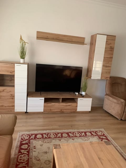 TV and multimedia, Living room, Seating area, Evening entertainment