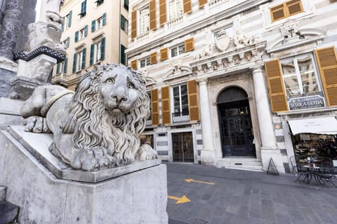 Nearby landmark, Facade/entrance