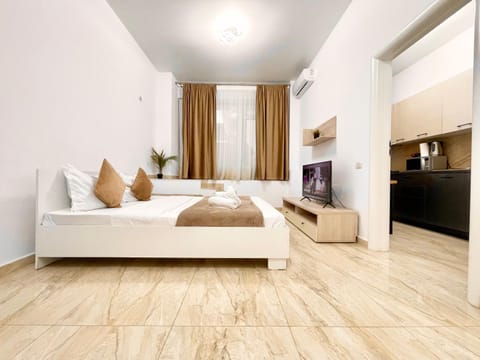 Bed, TV and multimedia, Photo of the whole room, Bedroom