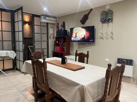 Communal lounge/ TV room, TV and multimedia, Kitchen or kitchenette, Living room, Seating area, Dining area, Evening entertainment