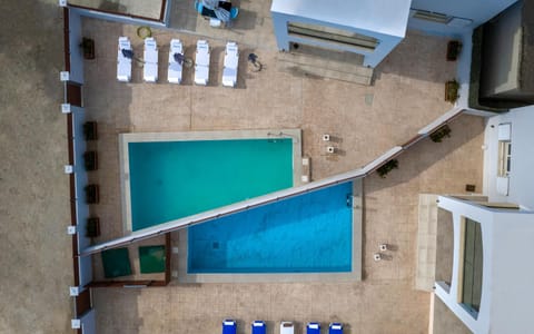 Swimming pool, Swimming pool